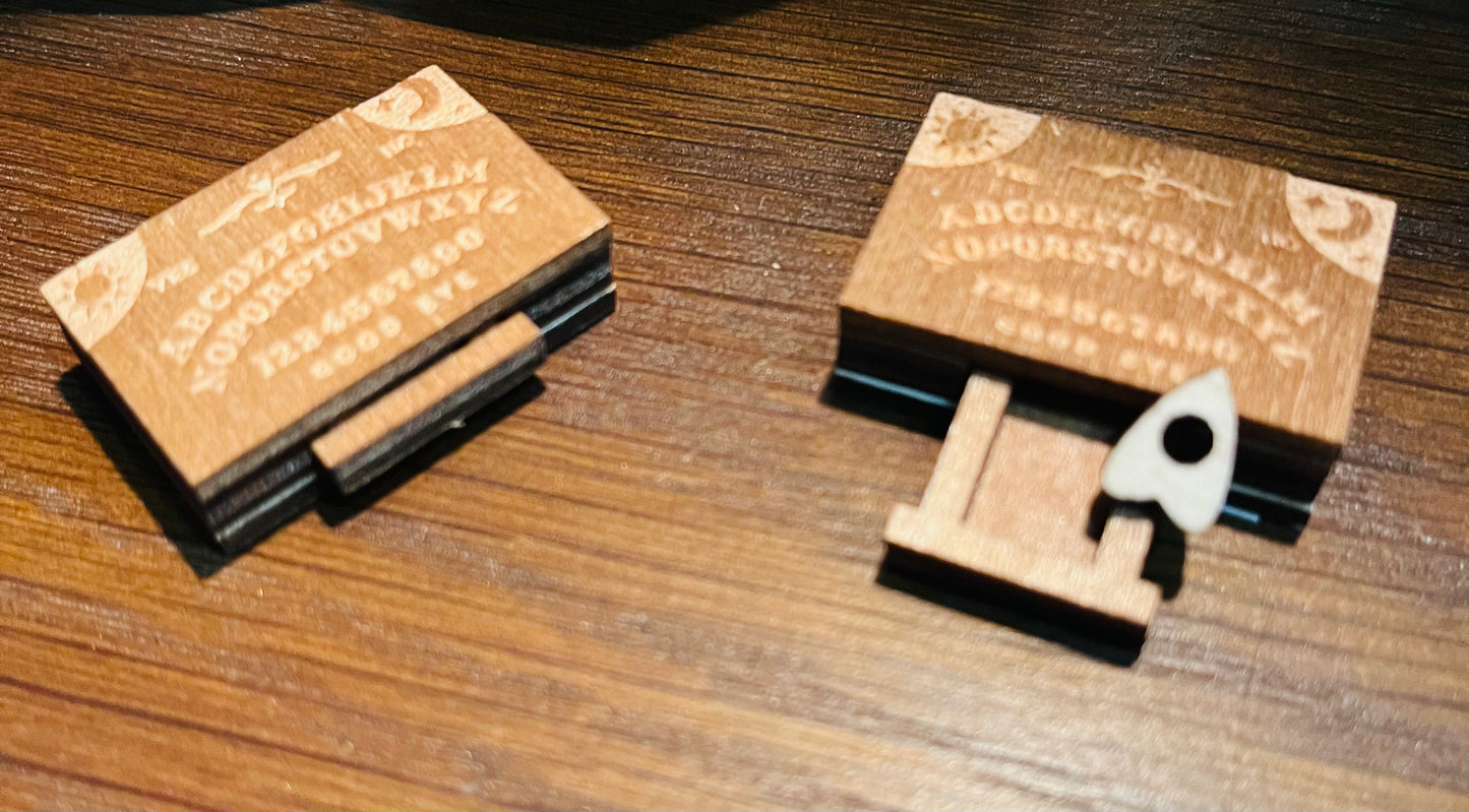 Mini talking board with planchette
