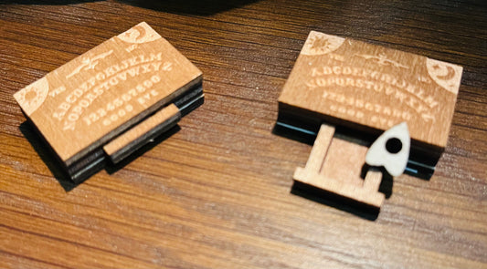 Mini talking board with planchette
