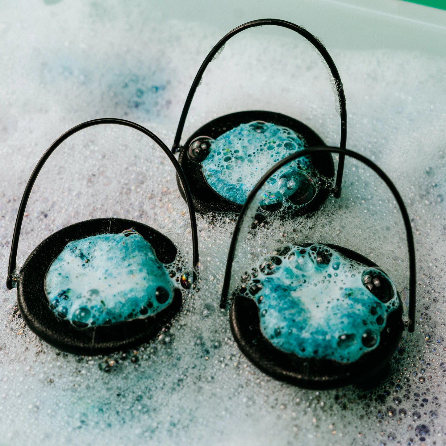 Bubbling cauldron bath bomb