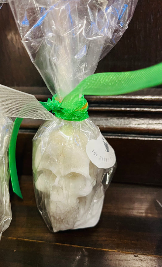 Small skull candle - patchouli